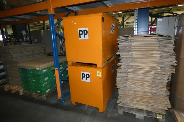 2x Kippbehälter / Anbaugerät für Flurförderzeug (Bauer Südlohn) Umfang: Palette mit Inhalt